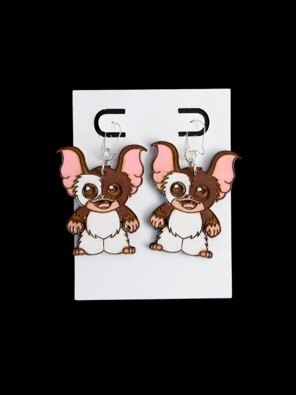 Gizmo wood earrings in brown and pink.