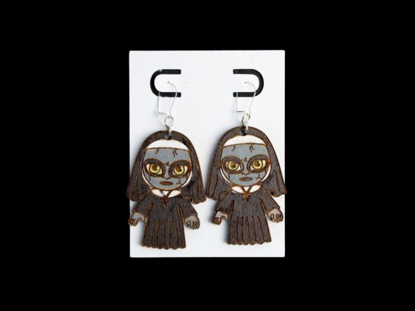 Nun earrings in white and black wood.