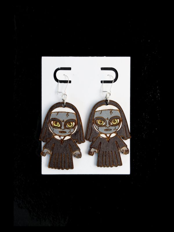 Nun earrings in white and black wood.